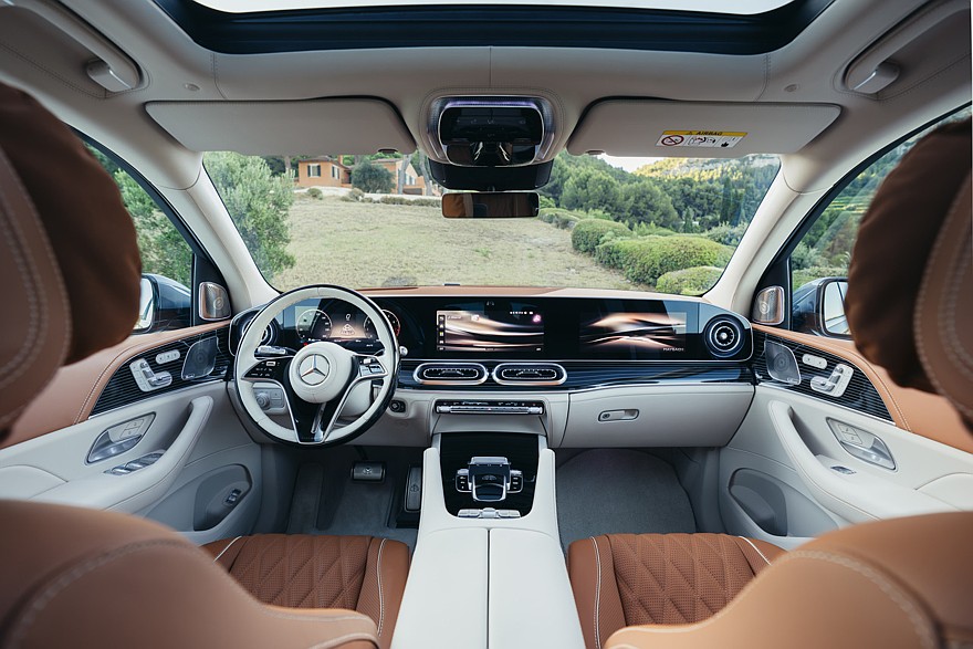 На фото: салон Mercedes-Maybach GLS 680