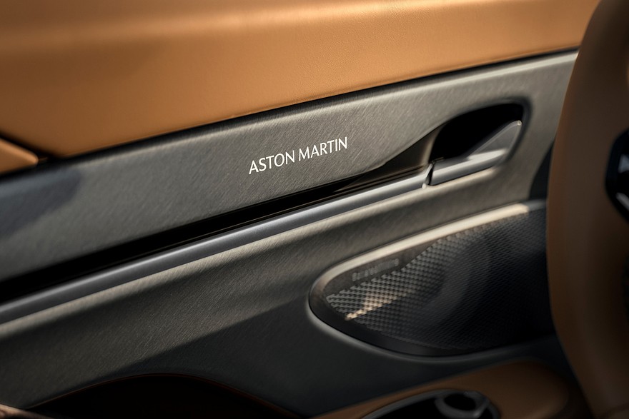 На фото: салон Aston Martin Vanquish Volante 25