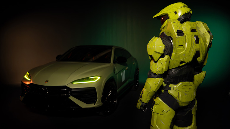 Master Chief standing in front of the green Lamborghini Urus SE Master Chief 117 Edition