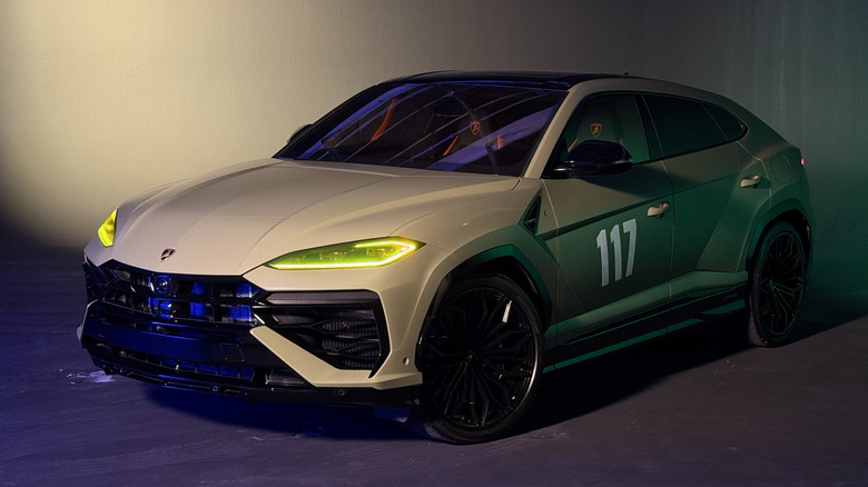 Front 3/4 view of the green Lamborghini Urus SE Master Chief 117 Edition