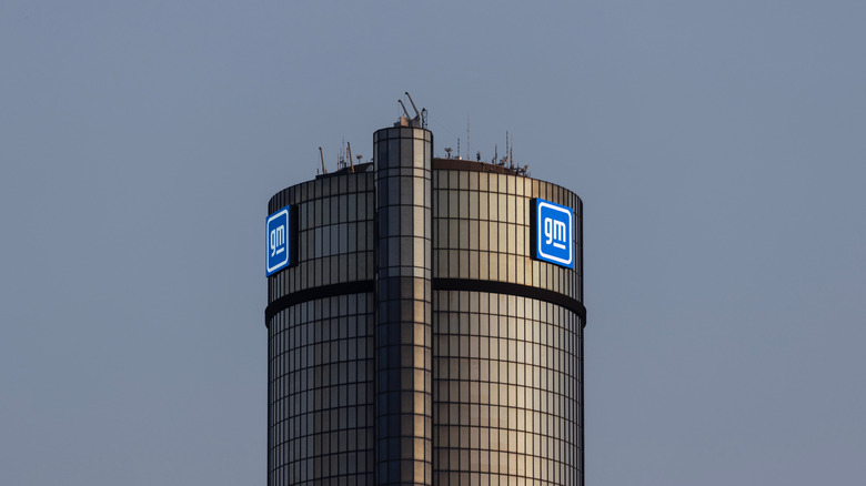 GM logo on the Detroit ren cen