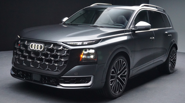 2027 Audi SQ9 front 3/4 view