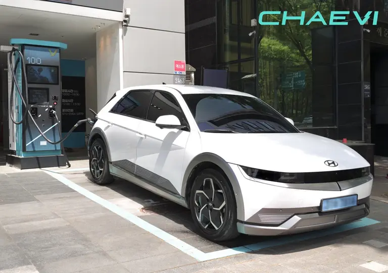An Ioniq 5 vehicle charging via PnC at a CHAEVI charging station
