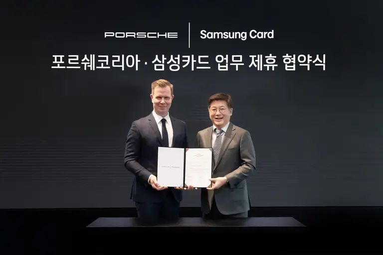 Matthias Busse, Managing Director of Porsche Korea, and Kim Yi-tae, President of Samsung Card (from left)