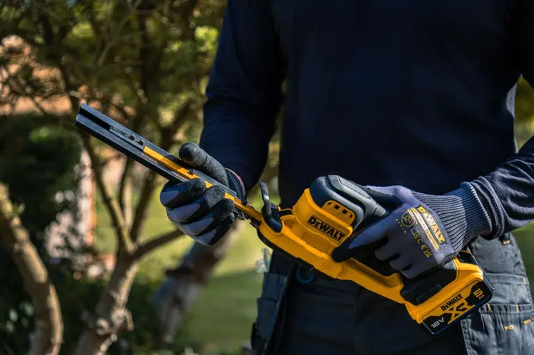 DeWalt garden tools and vacuum pump launch