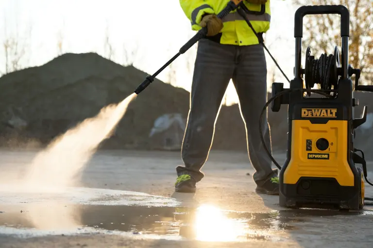 DeWalt garden tools and vacuum pump launch