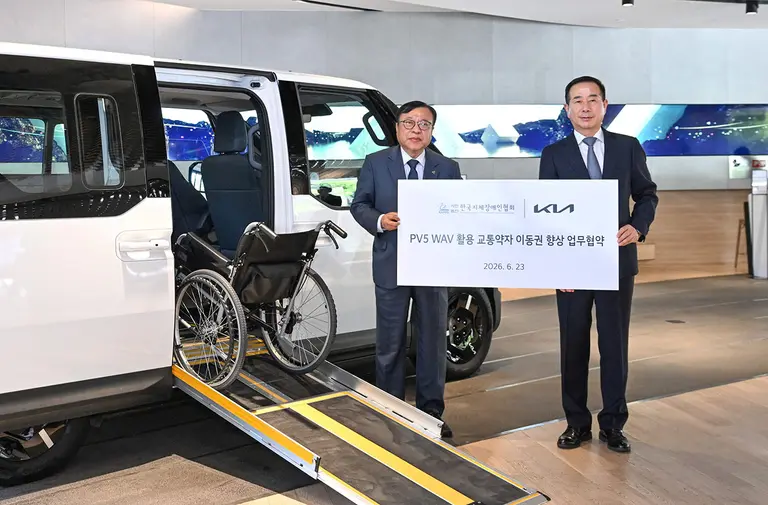 At the signing ceremony held at Kia360, Kia's Executive Vice President and Head of Domestic Business, Wonjeong Jeong (right), and KDPA's Central President, Jaeyeon Hwang (left), pose for a commemorative photo.