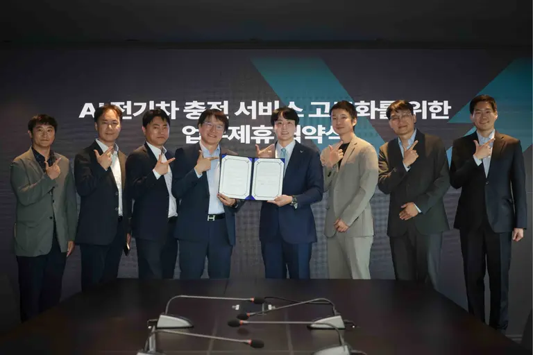 CHAEVI CEO Choi Young-hoon (right), KT Division Head Lee Seung-ho (left)
