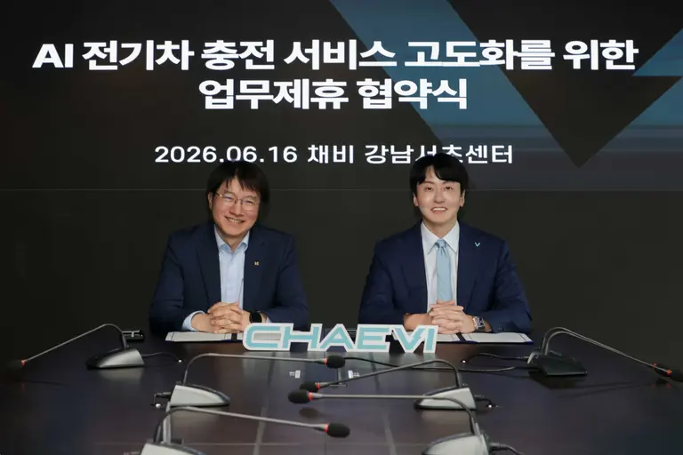 CHAEVI CEO Choi Young-hoon (right), KT Division Head Lee Seung-ho (left)