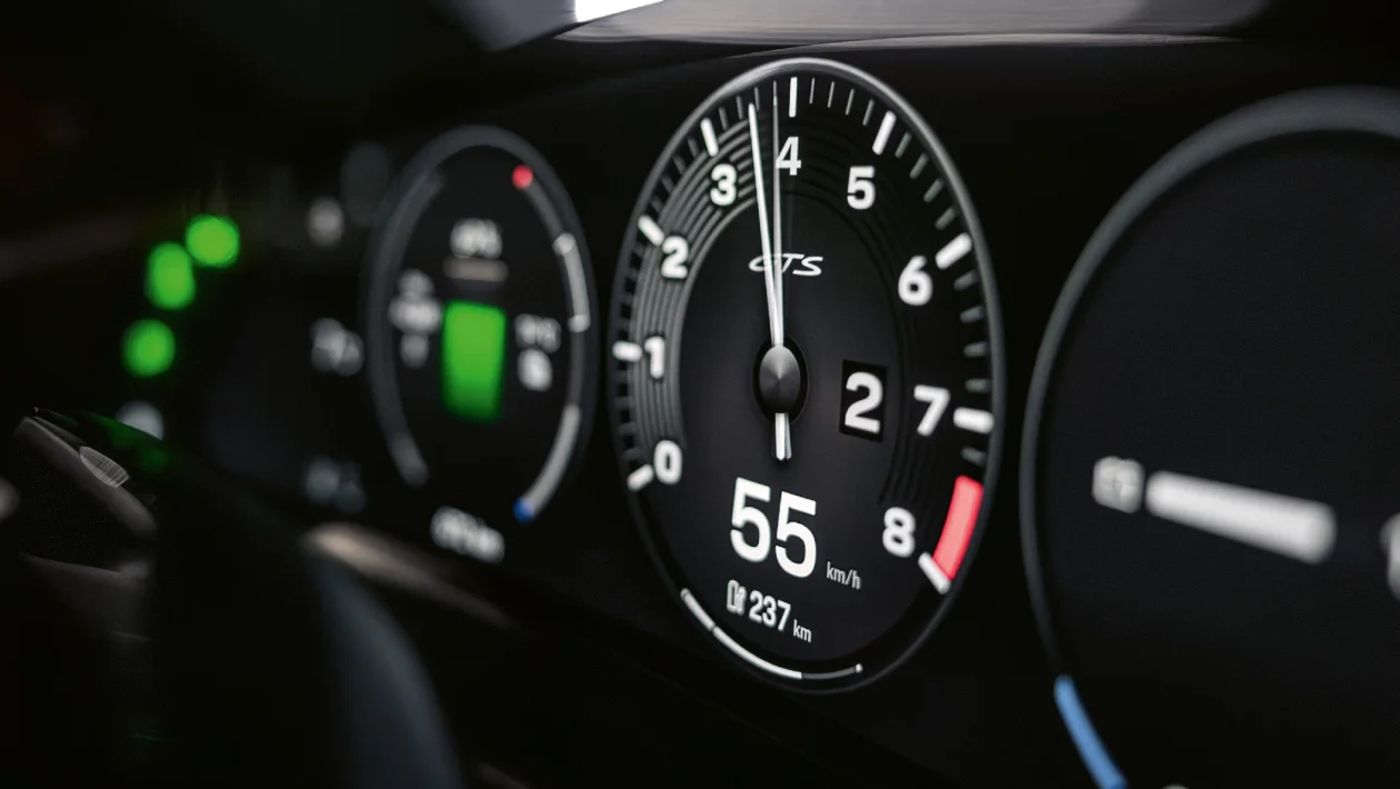 Porsche Taycan E-Shift rev counter