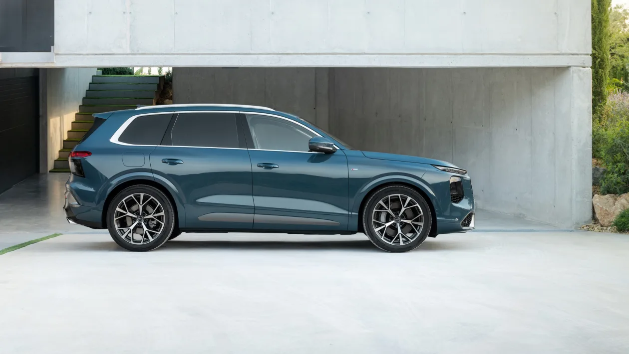 Audi Q7 side
