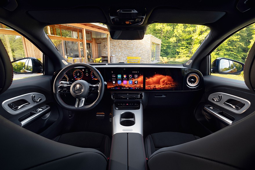 На фото: салон Mercedes-Benz GLA