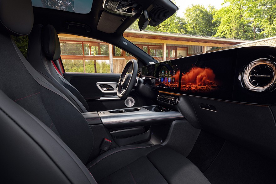 На фото: салон Mercedes-Benz GLA