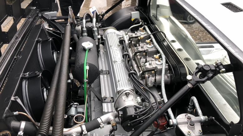 Transversely mounted inline-6 of the Lamborghini Mazral concept car
