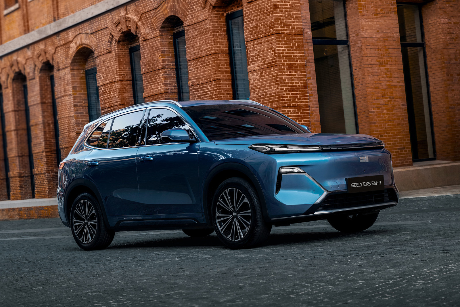 На российский рынок готовится выйти кроссовер Geely EX5 с новой техникой