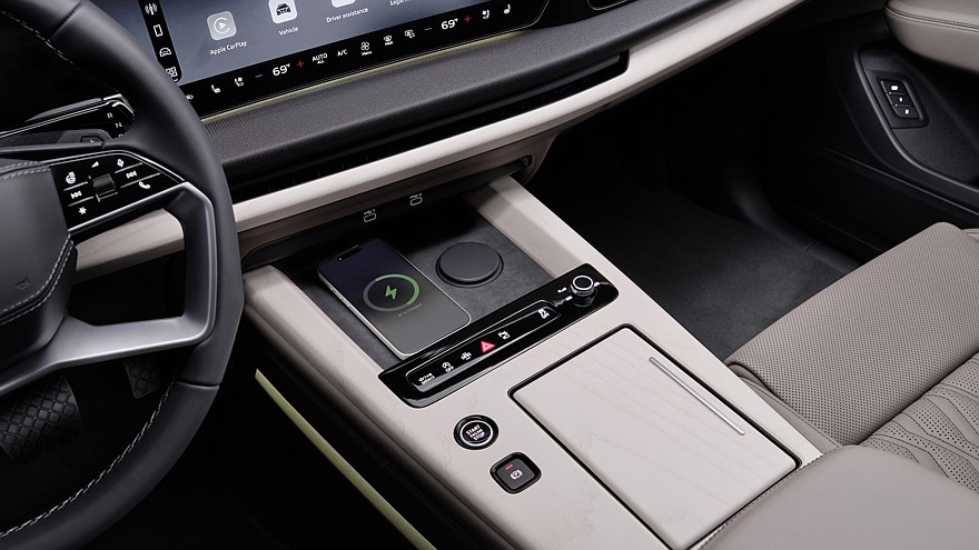На фото: салон Audi Q9