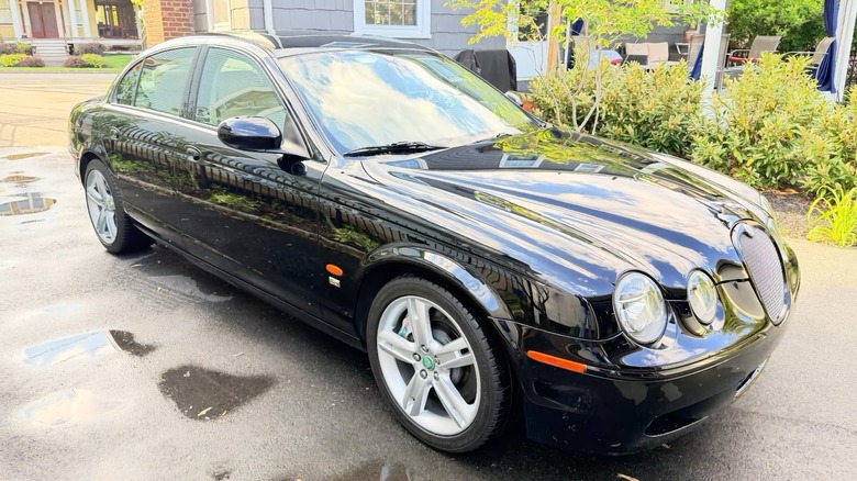 2005 Jaguar S-Type R front three-quarter image