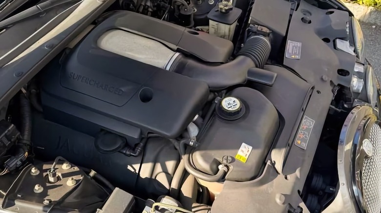 2005 Jaguar S-Type R engine image