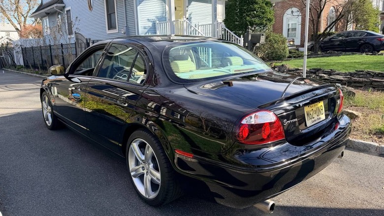2005 Jaguar S-Type R Rear Three-Quarter image