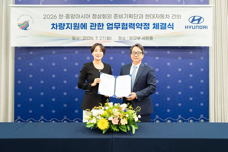 (왼쪽부터) 외교부 정의혜 차관보(제1차 한·중앙아시아 정상회의 준비기획단장 겸임)와 현대차 김동조 GPO 전무가 기념 촬영을 하는 모습 (외교부 제공)
