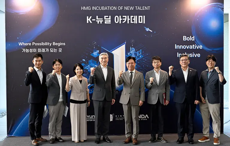 (왼쪽부터) 현대차그룹 정책조정1실 최승범 상무, 현대차그룹 정책분석실 이상철 상무, 현대차그룹 인재개발원 송미영 상무, 현대차그룹 성 김 사장, 고용노동부 김영훈 장관, 고용노동부 편도인 직업능력정책국장, 고용노동부 권택흥 정책보좌관, 고용노동부 김병수 직업능력정책과장이 기념 촬영을 하는 모습