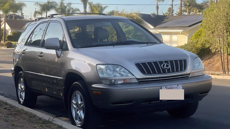 2001 Lexus RX300 front three-quarter image