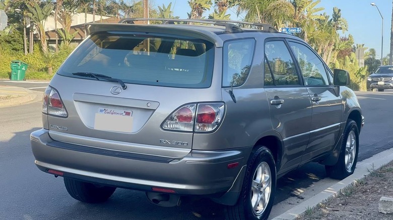 2001 Lexus RX300 rear three-quarter image