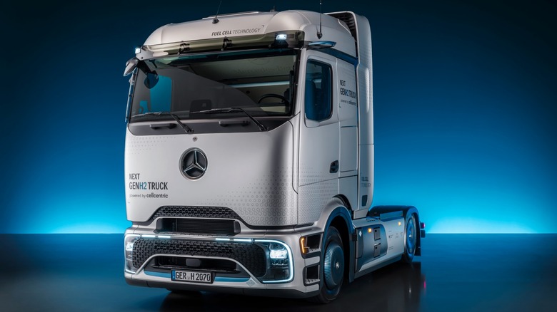 Studio image of Daimler Next GenH2 fuel-cell semi truck