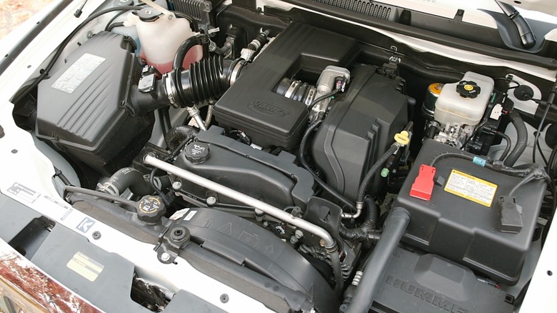 A GM Vortec 3500 L52 from the Atlas series of engine inside a Hummer H3 engine bay