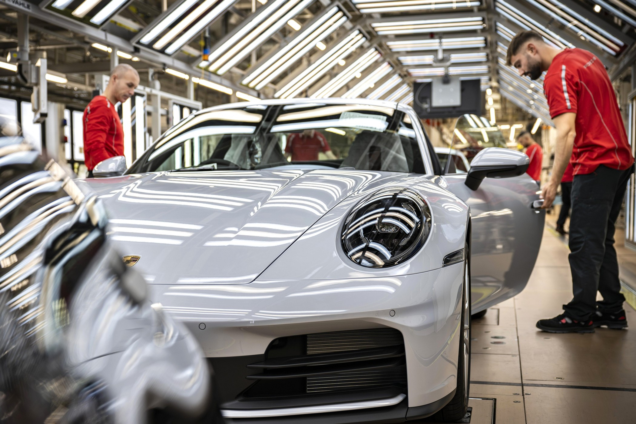 Porsche затягивает пояса: новые сокращения сотрудников и урезание амбиций