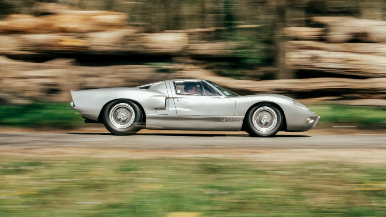 Ford GT40 side
