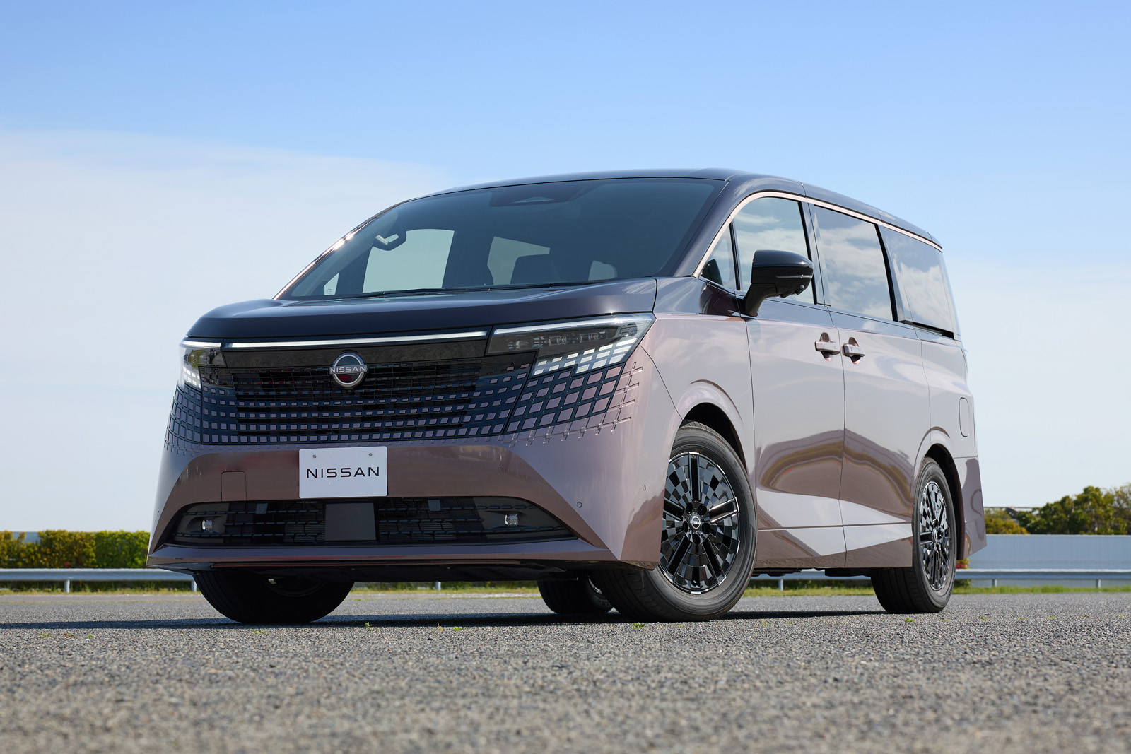 Nissan полностью рассекретил минивэн Elgrand нового поколения, цены известны