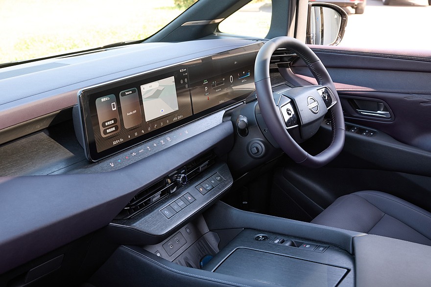 На фото: салон Nissan Elgrand четвёртого поколения