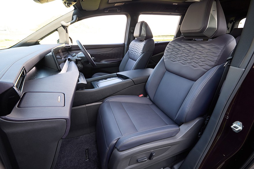 На фото: салон Nissan Elgrand четвёртого поколения