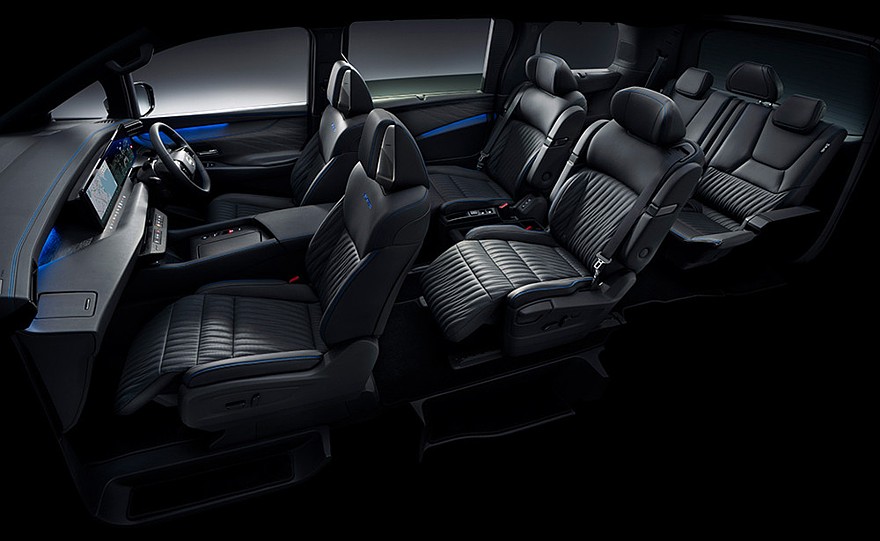 На фото: салон нового Nissan Elgrand Autech