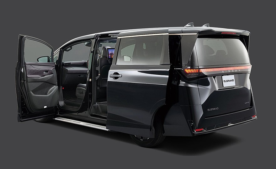На фото: Nissan Elgrand Step Type