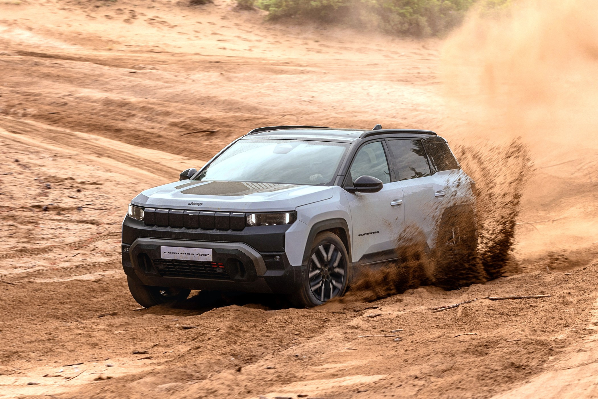 Jeep пытается всех убедить, что электрический Compass 4xe — настоящий внедорожник
