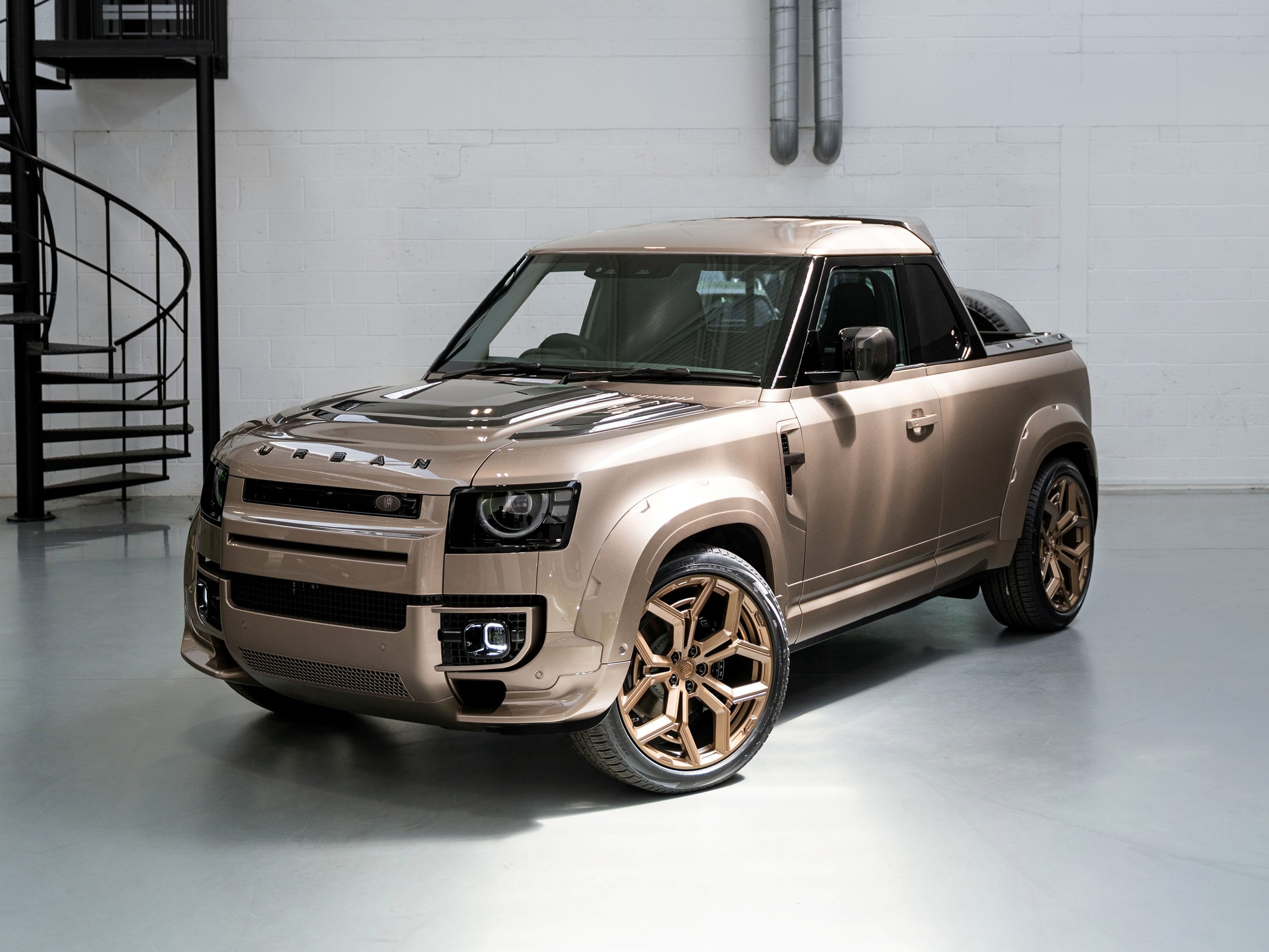 Urban Automotive сделала крутой карбоновый пикап на базе Land Rover Defender 110