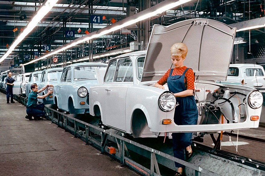 Крыша, крышка багажника, капот, крылья и двери Trabant 601 были изготовлены из дюропласта — твердого пластика, изготовленного из переработанных хлопковых отходов из СССР и фенольных смол восточногерманской красильной промышленности